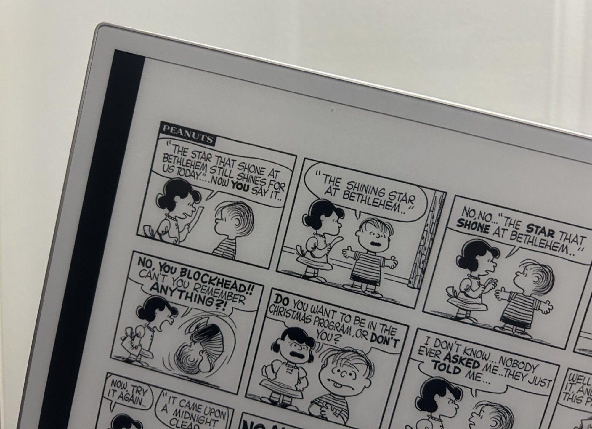 A peanuts b&w comic open on the Note Max