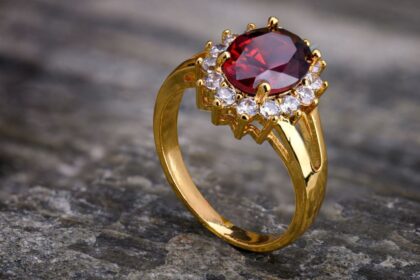 Distinguishing Authentic Jewelry from Imitation Pieces: A Comprehensive Guide